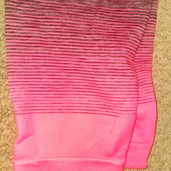 NWOT Ladies Compression Capri W/Matching Activewear Top - Picture 3 of 4
